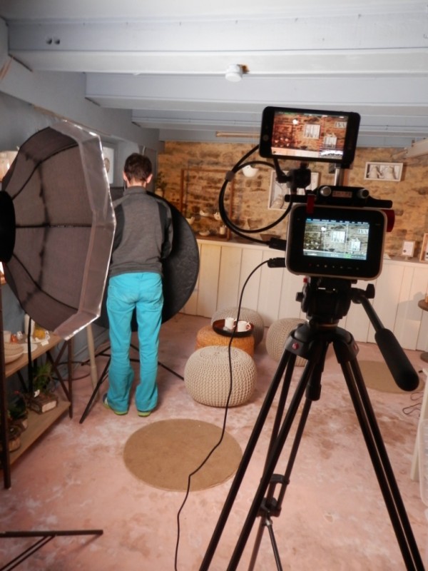 Stefan prépare le matériel. Il installe notamment les réflecteurs de lumière dans la boutique. La caméra est prête ! tournage video presentation moineaux and co atelier boutique createurs quimper fabrication ceramique idées cadeaux