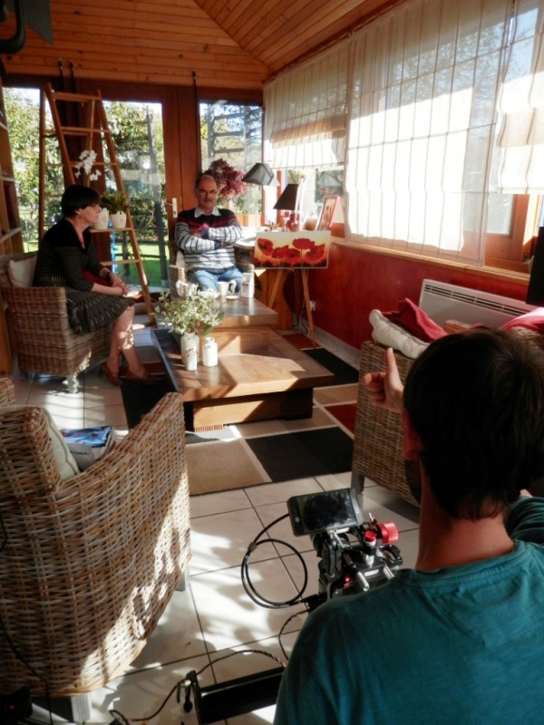 Tournage dans la belle bibliothèque : dégustation du Moustachu(e)?, le thé parfumé Moineaux & Co à la pistache. tournage video presentation moineauxandco atelier boutique createurs quimper faience ceramique