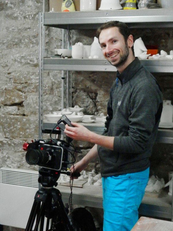 Stefan Girres, le réalisateur et producteur de Girwet Production, à Quimper. Tournage vidéo Moineaux and Co - Atelier Boutique Createur Quimper - Faïence - Ceramique (1)