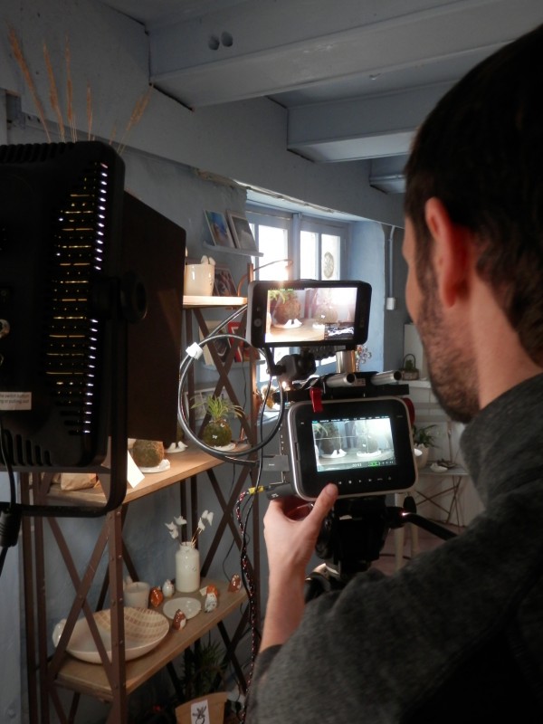 Stefan filme les kokedamas, il s'agit de petites plantes poussant dans des boules de terre et de mousse. C'est un art végétal japonais. Tournage vidéo Moineaux and Co - Atelier Boutique Createur Quimper - Faïence - Ceramique (2)