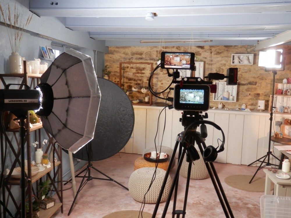 ça y est tout est prêt ! Tournage vidéo Moineaux and Co - Atelier Boutique Createur Quimper - Faïence - Ceramique (3)