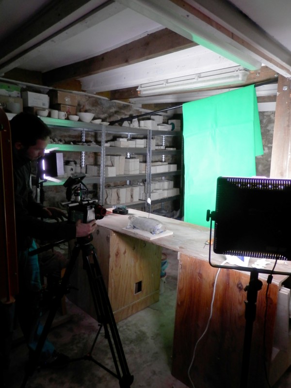 Stefan est en train de filmer dans la partie atelier, on peut voir les moules en plâtre sur les étagères. Tournage vidéo Moineaux and Co - Atelier Boutique Createur Quimper - Faïence - Ceramique (5)