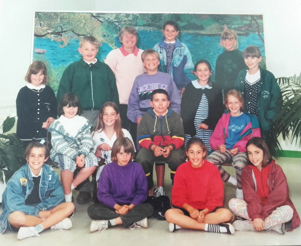 Voici une photo de groupe du cours de poterie au Centre Culturel de Fouesnant. Vous me reconnaissez ? Je suis assise, la deuxième à gauche. Je dois avoir une dizaine d'années je pense.... Merci à Monique Roque, notre enseignante, de m'avoir donné la passion pour ce beau métier !
