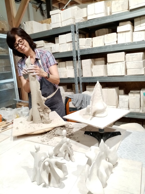 Kathy Levavasseur en plein travail à l'atelier Moineaux & Co.