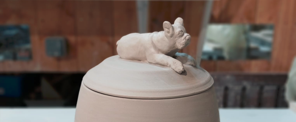 urne funéraire pour chien en cours de création, d'après photos. atelier de céramique moineaux & co quimper
