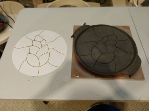 Décalque du motif du puzzle à l'aide d'une pointe, en forme d'épi de blé.