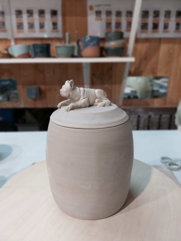 urne funéraire pour chien en cours de création, d'après photos. atelier de céramique moineaux & co quimper