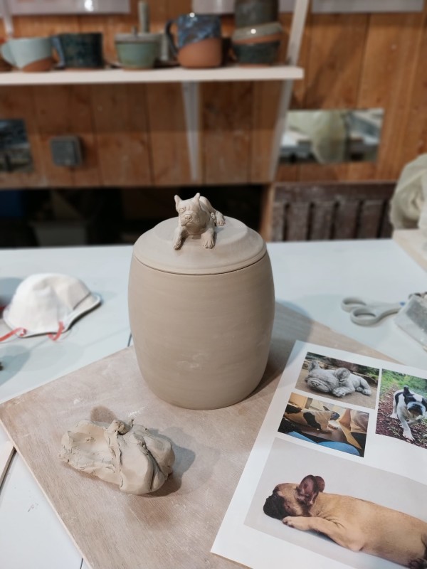urne funéraire pour chien en cours de création, d'après photos. atelier de céramique moineaux & co quimper